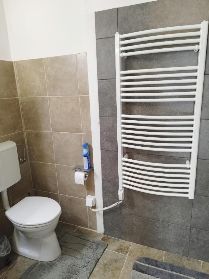 Holling Apartman Fertoboz Ngoại thất bức ảnh
