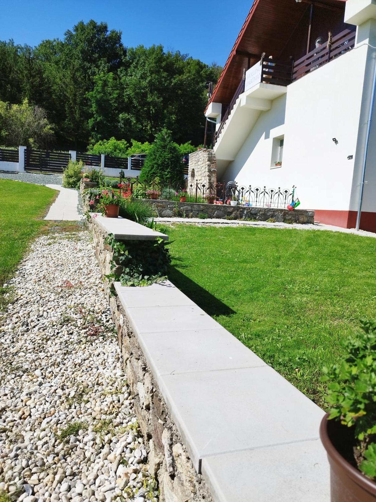 Holling Apartman Fertoboz Ngoại thất bức ảnh