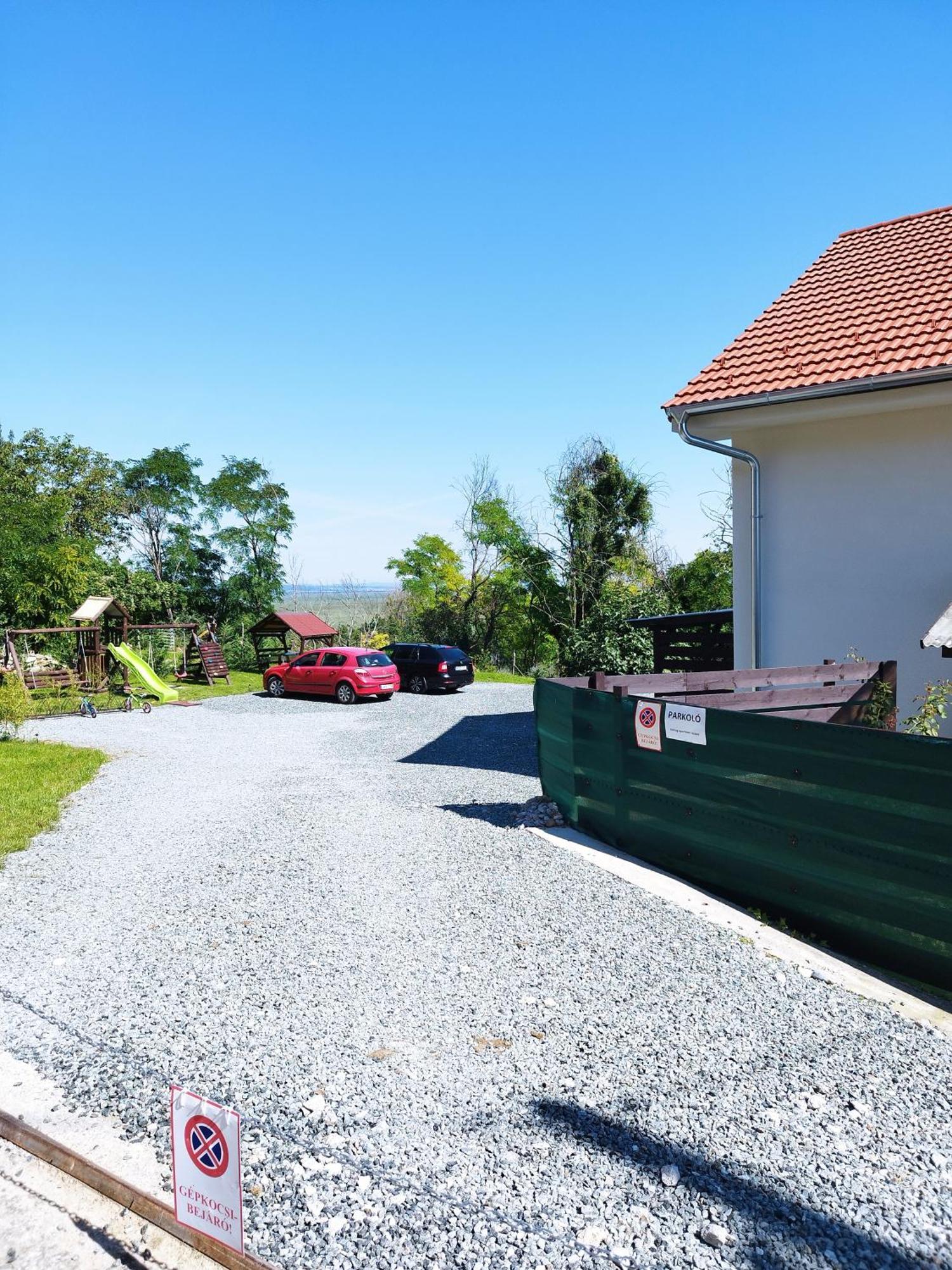 Holling Apartman Fertoboz Ngoại thất bức ảnh
